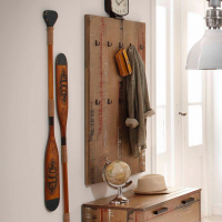 Painel Pendurador de Roupas e Chapéus feito em Madeira Maciça na cor marrom com o acabamento Rustic Wood | Coleção Santo